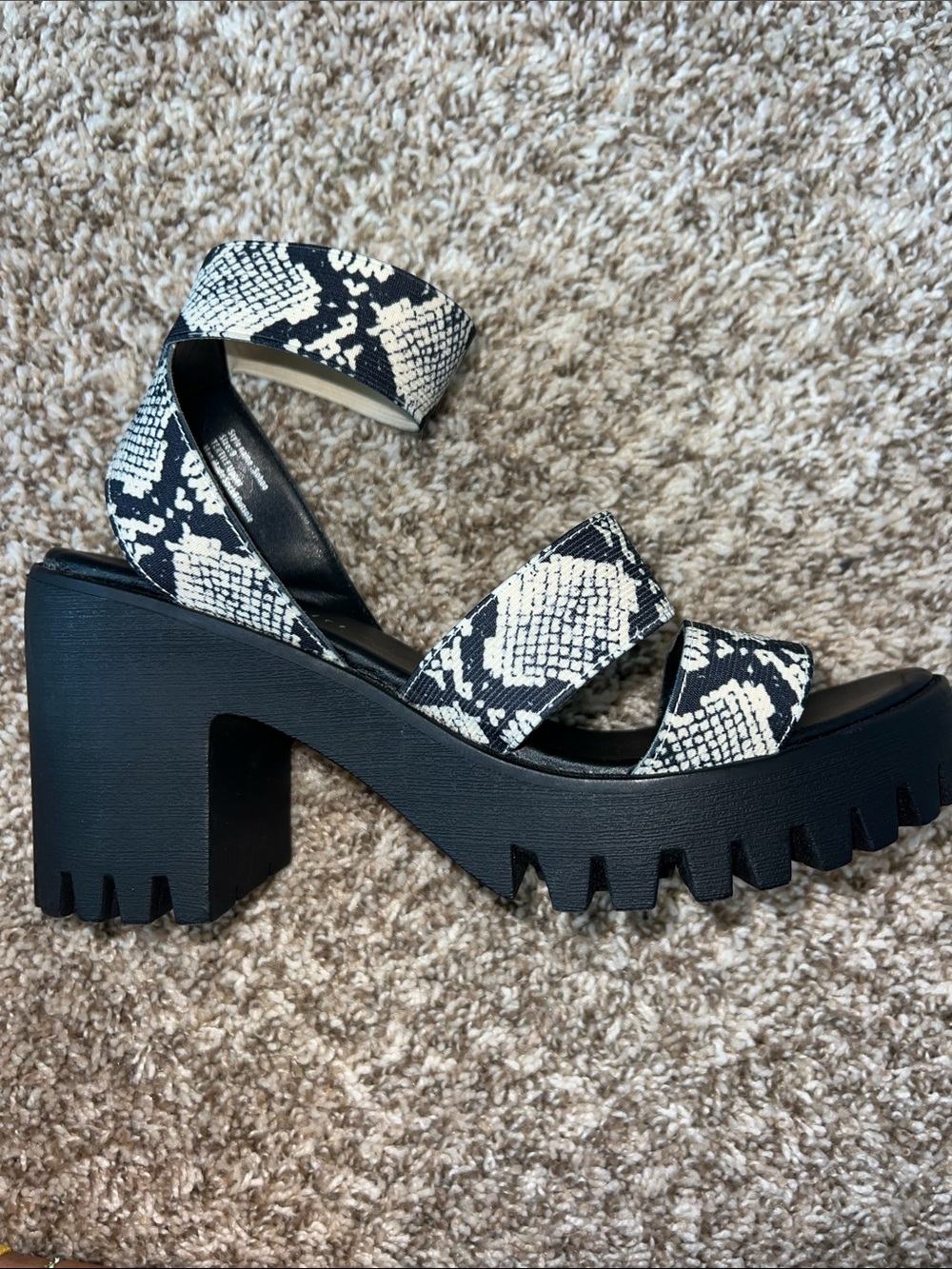 Madden Girl Black & White Snake-Print Platform Sandals- Worn once! Size 9! - Picture 3 of 12